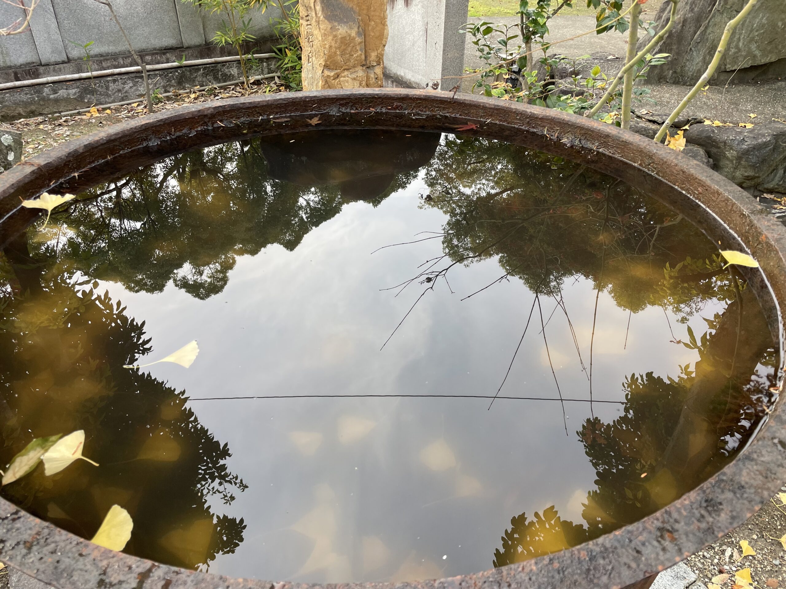 八幡神社にある水桶の元写真